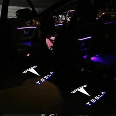 Proyector, proyectores de luz luces led con el logotipo insignia de Tesla
