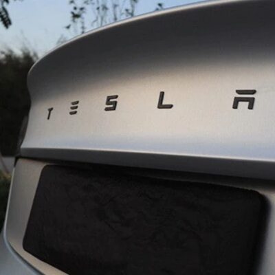 letras tesla insignia emblema